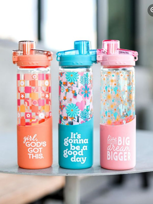 Perfect for Spring and Summer! A cute 20 oz glass water bottle in Teal.